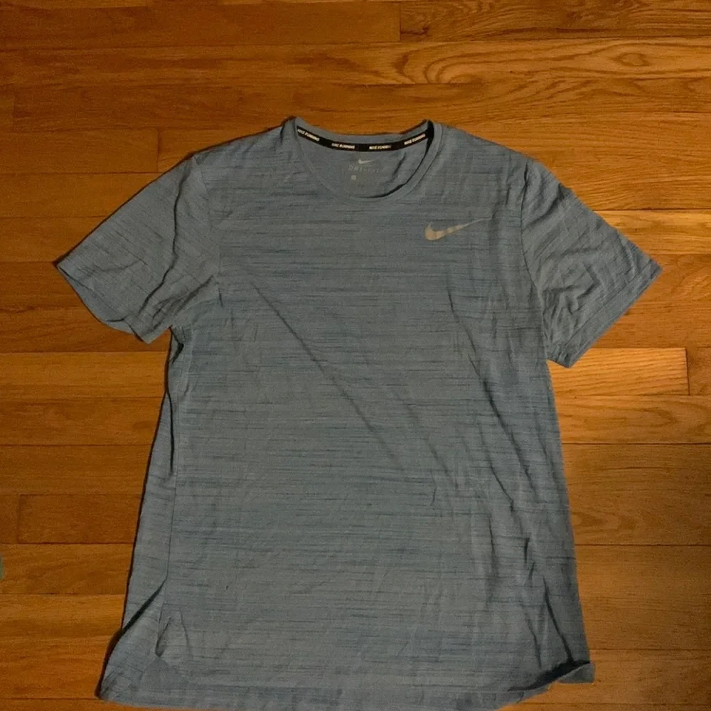 Nike running t-shirt - Picture 1 of 4
